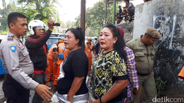 Tertibkan Trotoar Jalan Jatibaru Raya, Satpol PP Diteriaki Maling Tertibkan Trotoar Jalan Jatibaru Raya, Satpol PP Diteriaki Maling