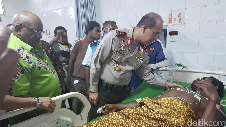 Mohon Maaf ke Korban Bentrok Deiyai, Kapolda Papua Beri Santunan Mohon Maaf ke Korban Bentrok Deiyai, Kapolda Papua Beri Santunan
