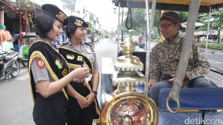 Ketika Polwan Cantik di Yogya Bagi-bagi Vitamin ke Penarik Andhong Ketika Polwan Cantik di Yogya Bagi-bagi Vitamin ke Penarik Andhong