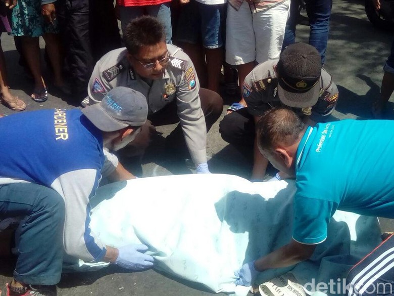 Seorang Ibu Tewas Terlindas Truk Saat Jemput Anak Sekolah Seorang Ibu Tewas Terlindas Truk Saat Jemput Anak Sekolah