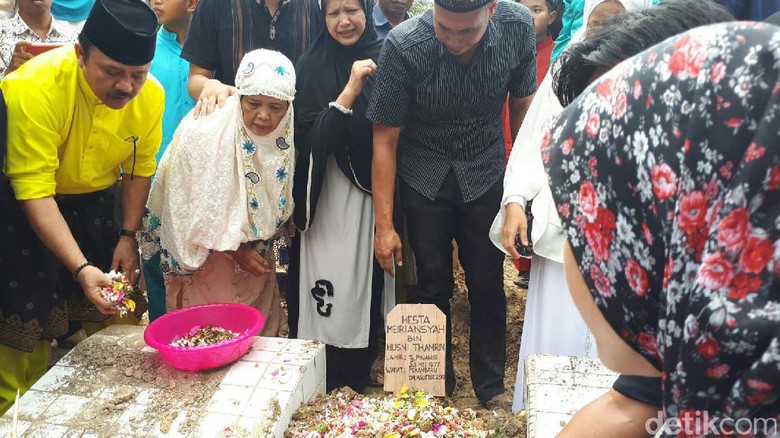 Isak Tangis Warnai Pemakaman dr Ryan Thamrin di Pekanbaru Isak Tangis Warnai Pemakaman dr Ryan Thamrin di Pekanbaru