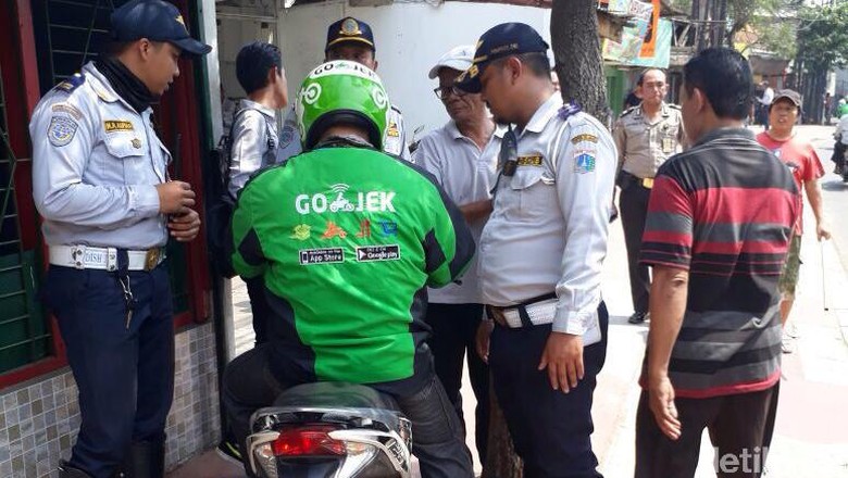 BPTJ Tertibkan Parkir Ojek Online di Sekitar Stasiun Sudirman BPTJ Tertibkan Parkir Ojek Online di Sekitar Stasiun Sudirman