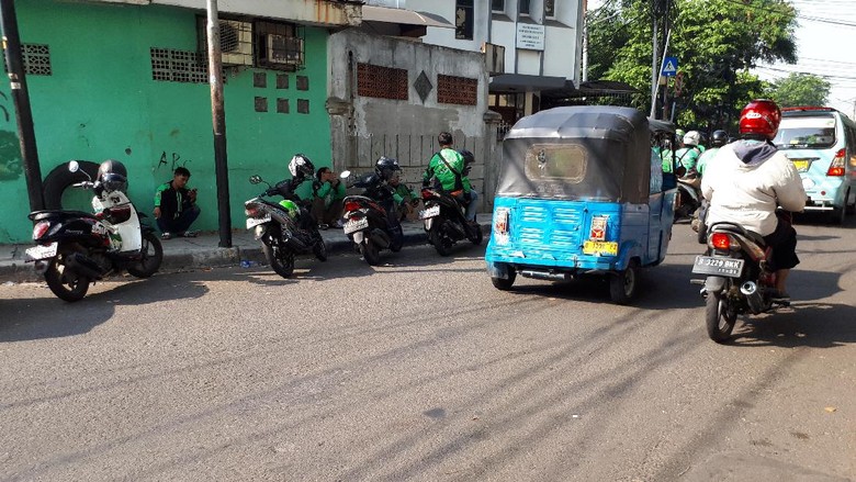 Ojek Online Masih Ngetem di Trotoar Stasiun Tanah Abang Ojek Online Masih Ngetem di Trotoar Stasiun Tanah Abang