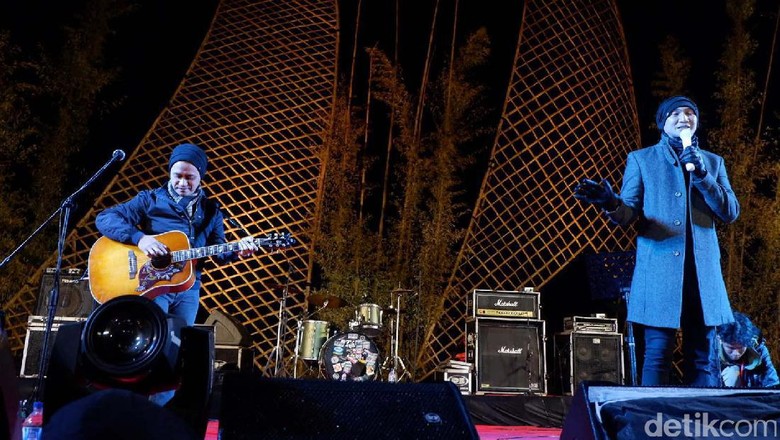 Anji Ramaikan Jazz Atas Awan di Dieng Cultural Festival Anji Ramaikan Jazz Atas Awan di Dieng Cultural Festival