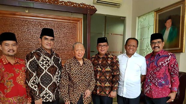 temui hamzah haz sekjen pdip bawa titipan oleh oleh dari megawati temui hamzah haz sekjen pdip bawa titipan oleh oleh dari megawati