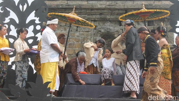 Ruwatan anak rambut gilmbal di Dieng. 