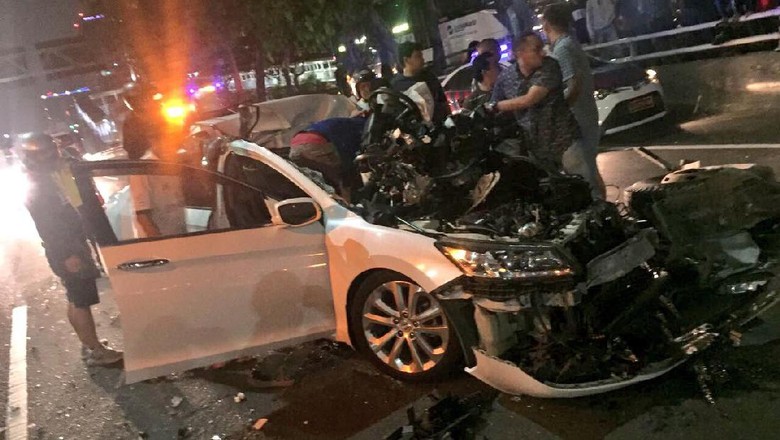 Kecelakaan di Tol Tebet Arah Cawang, Sedan Rusak Parah Kecelakaan di Tol Tebet Arah Cawang, Sedan Rusak Parah