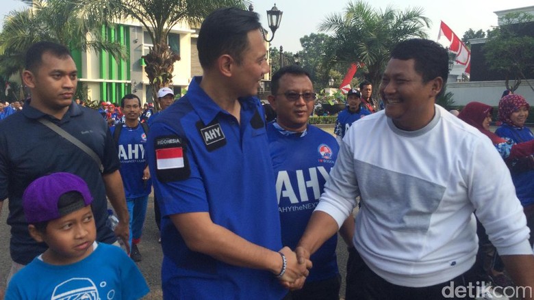 Minggu Pagi, SBY hingga Agus Yudhoyono Jalan Sehat di Cikeas Minggu Pagi, SBY hingga Agus Yudhoyono Jalan Sehat di Cikeas