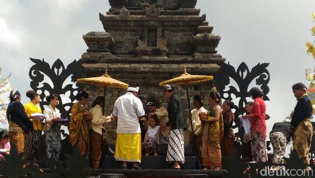 Ruwatan anak rambut gilmbal di Dieng.