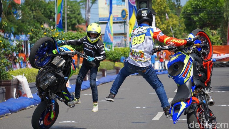 Aksi Freestyle Kakak Beradik dengan Yamaha R6 dan MT-25 Aksi Freestyle Kakak Beradik dengan Yamaha R6 dan MT-25