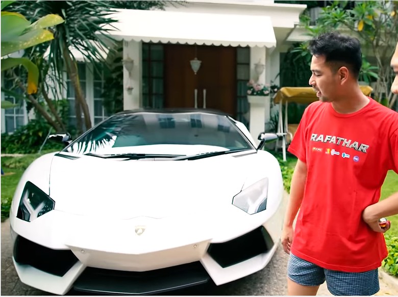 Dear Raffi Cs, Petugas Beri Waktu Sampai 31 Agustus Bayar Pajak Kendaraan Mewah Dear Raffi Cs, Petugas Beri Waktu Sampai 31 Agustus Bayar Pajak Kendaraan Mewah