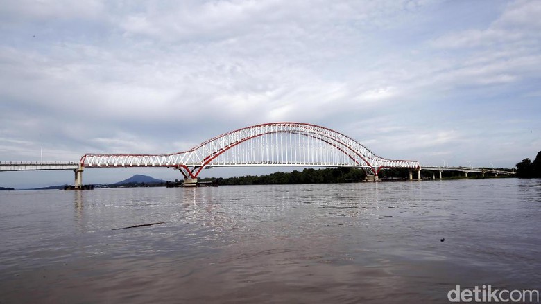 Foto: Jembatan Tayan yang terletak di Kabupaten Sanggau, Kalimantan Barat (Rachman Haryanto/detikTravel) Foto: Jembatan Tayan yang terletak di Kabupaten Sanggau, Kalimantan Barat (Rachman Haryanto/detikTravel)