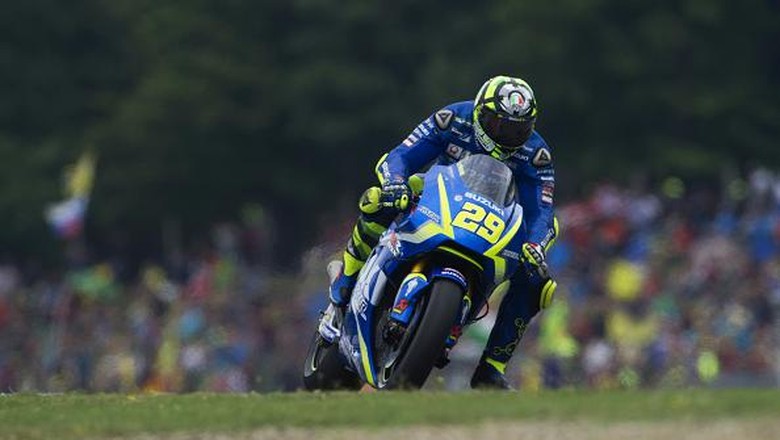 Hendak Mengganti Motor... Eh Iannone Malah Terjatuh Hendak Mengganti Motor... Eh Iannone Malah Terjatuh