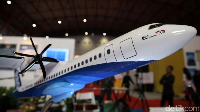 Foto: Melihat Miniatur Pesawat R 80 Karya Habibie