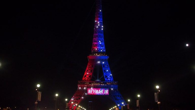 Pria Berpisau Ditangkap Polisi di Menara Eiffel Pria Berpisau Ditangkap Polisi di Menara Eiffel
