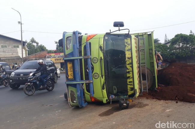 Truk Bermuatan Pasir Terguling di Cileunyi