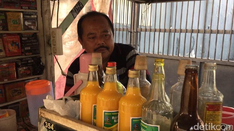 Kenangan Pedagang Jamu Nyonya Meneer di Jakarta Kenangan Pedagang Jamu Nyonya Meneer di Jakarta