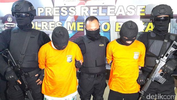 Dua tersangka kasus pengeroyokan dan pembakaran tertuduh pencurian ampli di Bekasi