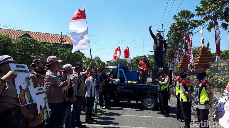 Ormas di Jatim Tolak Patung Panglima Perang Kwaan Sing Tee Koen Ormas di Jatim Tolak Patung Panglima Perang Kwaan Sing Tee Koen