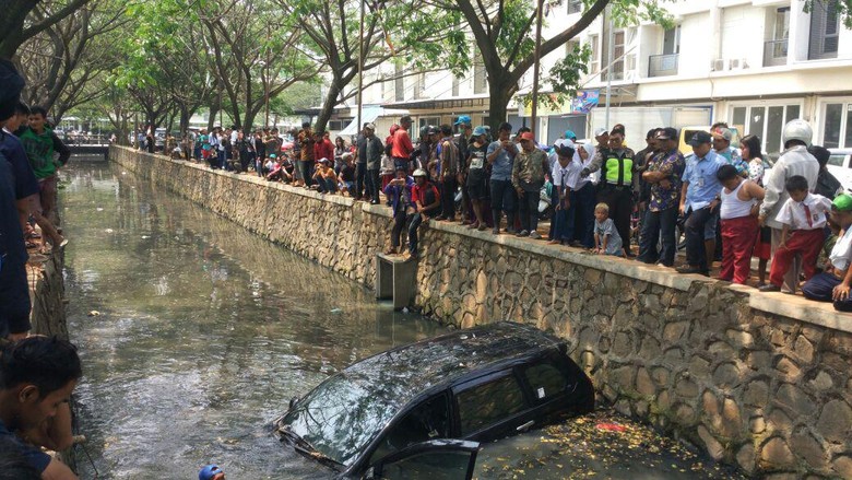 Pengemudi Avanza yang Tercebur ke Kali Baru Punya SIM Pengemudi Avanza yang Tercebur ke Kali Baru Punya SIM