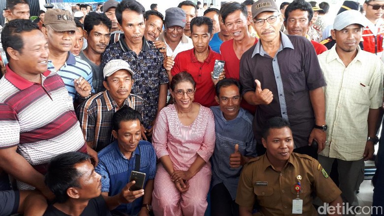Blusukan ala Susi di Natuna, Naik Motor Hingga Hujan-hujanan Blusukan ala Susi di Natuna, Naik Motor Hingga Hujan-hujanan