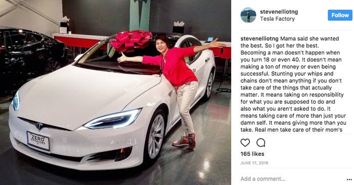 Sang ibu dibelikan Tesla. Foto: Instagram Sang ibu dibelikan Tesla. Foto: Instagram