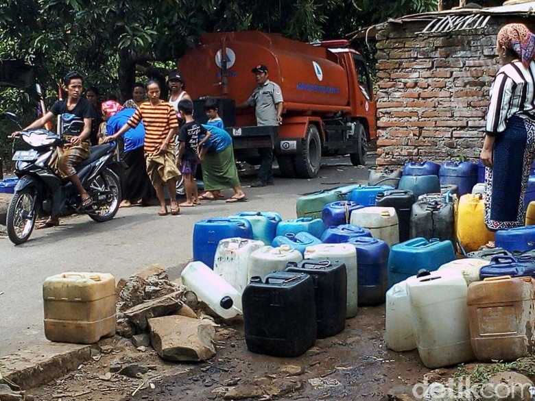 BPBD Pasuruan Suplai Air Bersih ke Warga di Lereng Bromo BPBD Pasuruan Suplai Air Bersih ke Warga di Lereng Bromo