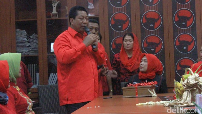 Walikota Magelang Kembalikan Berkas Pendaftaran Cawagub di PDIP Walikota Magelang Kembalikan Berkas Pendaftaran Cawagub di PDIP