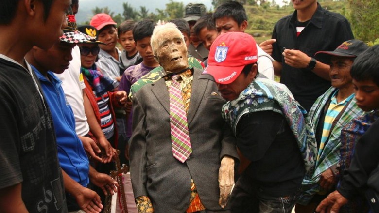 Manene, ritual menghormati mayat di Toraja (Yusuf Ahmad/Reuters) Manene, ritual menghormati mayat di Toraja (Yusuf Ahmad/Reuters)