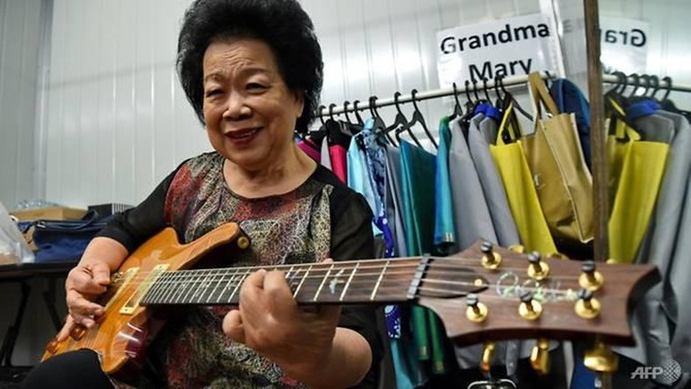 Keren! Nenek 81 Tahun Ini Wujudkan Mimpi Jadi Gitaris Rock Keren! Nenek 81 Tahun Ini Wujudkan Mimpi Jadi Gitaris Rock