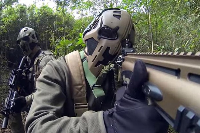SAS uji coba helm canggih. Foto: Mirror SAS uji coba helm canggih. Foto: Mirror