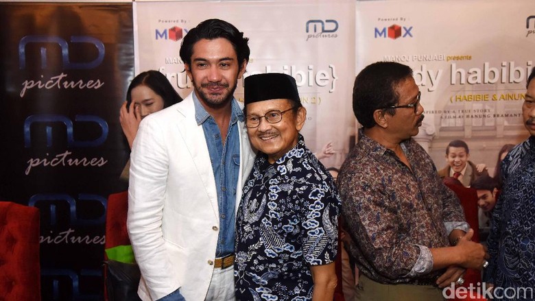 Kemenangan Reza Rahadian di APFF Pembuka Film Indonesia Bersaing di Oscar Kemenangan Reza Rahadian di APFF Pembuka Film Indonesia Bersaing di Oscar