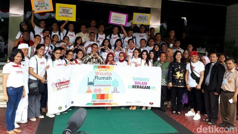 Fasilitator Komunitas Bhinneka bersama Menag Lukman dan tokoh agama (Kurnia/detikTravel) Fasilitator Komunitas Bhinneka bersama Menag Lukman dan tokoh agama (Kurnia/detikTravel)