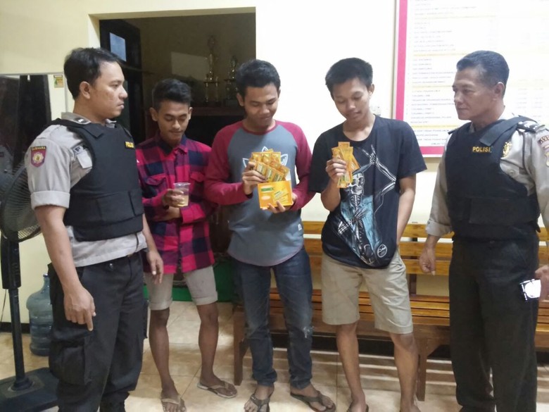 Obat Batuk Dibuat Mabuk, Tiga Pelajar ini Diamankan Obat Batuk Dibuat Mabuk, Tiga Pelajar ini Diamankan