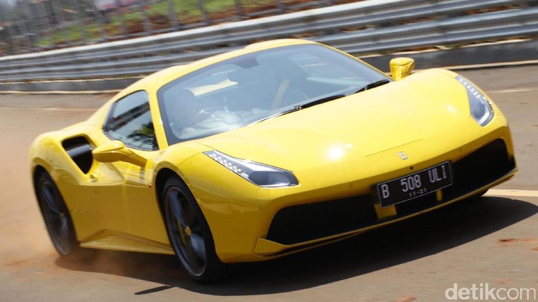 Ngebut Bareng Ferrari 488 Spider di Sirkuit Jalanan BSD Ngebut Bareng Ferrari 488 Spider di Sirkuit Jalanan BSD