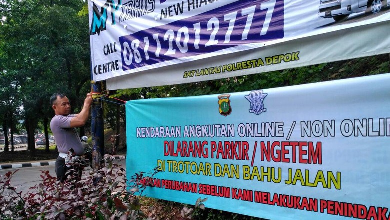 Polisi Pasang Spanduk Larangan Ngetem di Jalan Margonda Depok Polisi Pasang Spanduk Larangan Ngetem di Jalan Margonda Depok