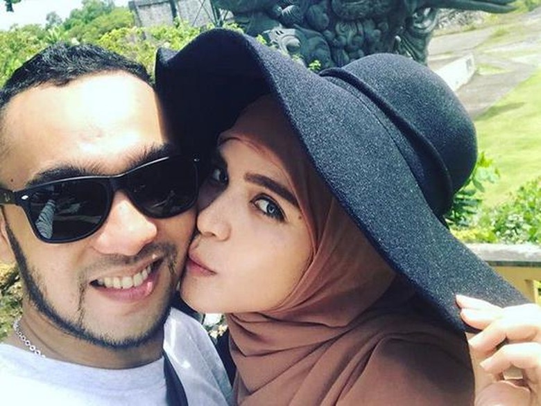Akui Cekcok Lalu Ditalak Enji, Rosmanizar: Selebihnya Kami Baik-baik Saja Akui Cekcok Lalu Ditalak Enji, Rosmanizar: Selebihnya Kami Baik-baik Saja