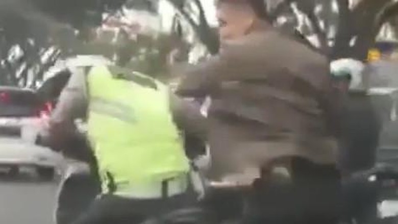 Oknum TNI yang Ngamuk dan Pukul Helm Polantas Berpangkat Serda Oknum TNI yang Ngamuk dan Pukul Helm Polantas Berpangkat Serda