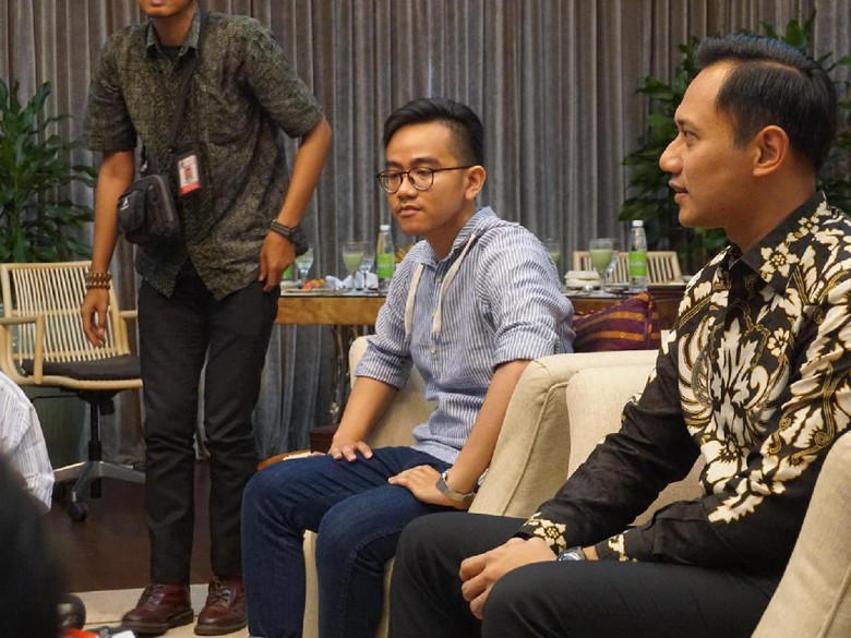 Beda Gaya Anak Presiden: AHY Berbatik, Gibran Ber-hoodie Beda Gaya Anak Presiden: AHY Berbatik, Gibran Ber-hoodie