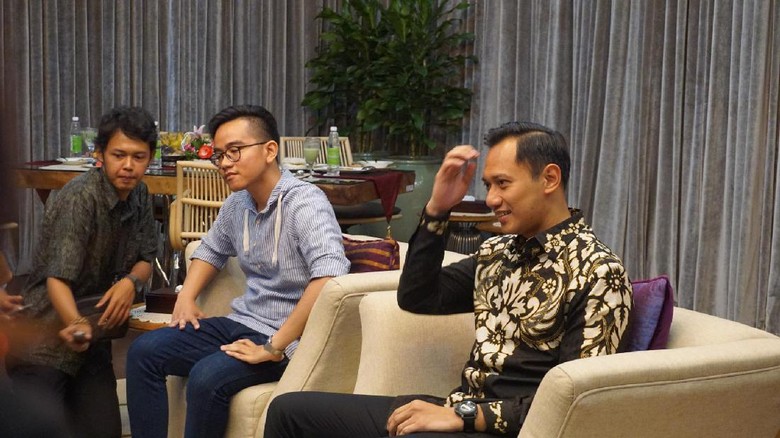 Gaya Duduk Gibran dan AHY Ramai Dibahas di Medsos Gaya Duduk Gibran dan AHY Ramai Dibahas di Medsos