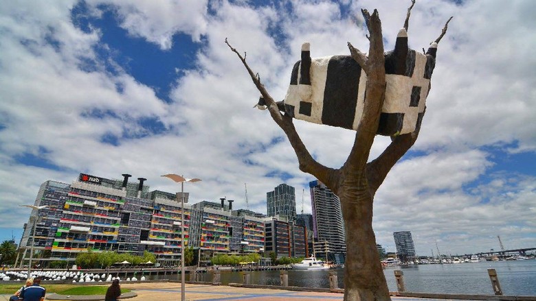 Patung sapiyang tersangkut di pohon (City of Melbourne/Facebook) Patung sapiyang tersangkut di pohon (City of Melbourne/Facebook)