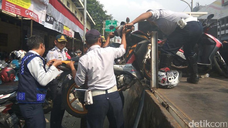 Dishub Angkut 20 Kendaran yang Parkir di Trotoar Senen Dishub Angkut 20 Kendaran yang Parkir di Trotoar Senen