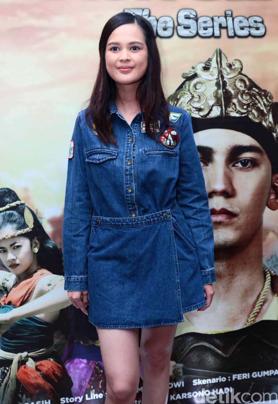 Cut Meyriska dengan Overall Denim