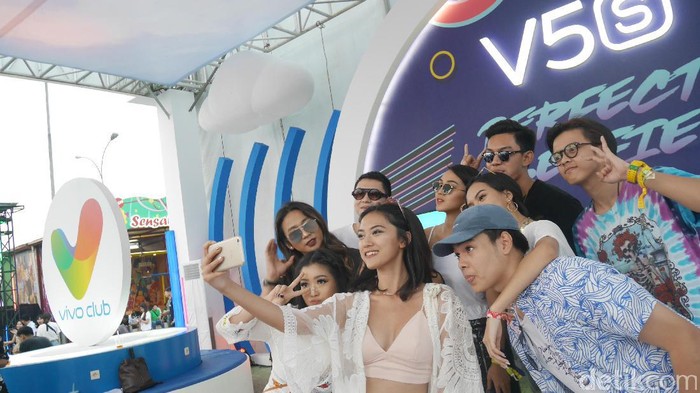 Suasana We The Fest 2017 di booth Vivo. Foto: josina/detikINET Suasana We The Fest 2017 di booth Vivo. Foto: josina/detikINET