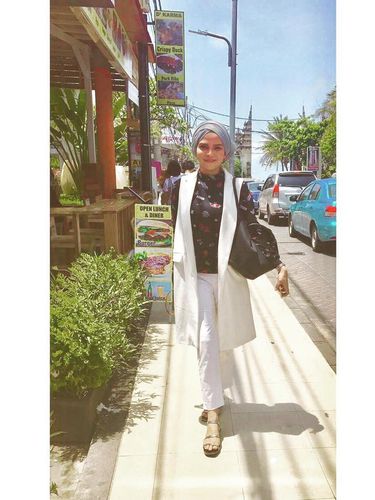 Foto: Gaya Hijab Simpel Rozmaniar, Istri Enji yang Baru 