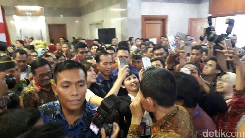 Keliling Pameran Perumahan, Jokowi Jadi Sasaran Selfie Keliling Pameran Perumahan, Jokowi Jadi Sasaran Selfie