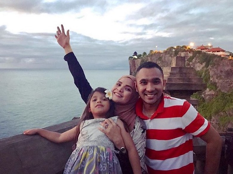 Rosmanizar Masih Bingung Mengapa Ditalak Enji eks Ayu Ting Ting Rosmanizar Masih Bingung Mengapa Ditalak Enji eks Ayu Ting Ting