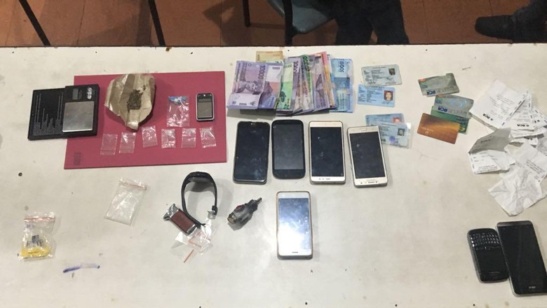 Operasi Narkoba, Polsek Tebet Tangkap Bandar dan Pemakai Sabu Operasi Narkoba, Polsek Tebet Tangkap Bandar dan Pemakai Sabu