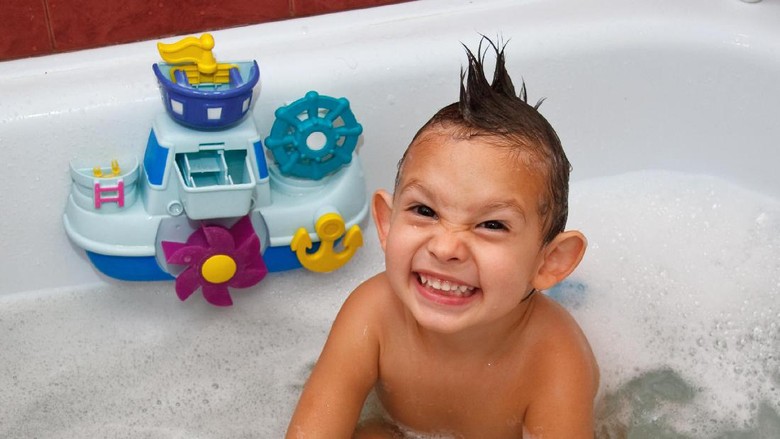 Ilustrasi anak mandi sendiri/ Foto: thinkstock Ilustrasi anak mandi sendiri/ Foto: thinkstock