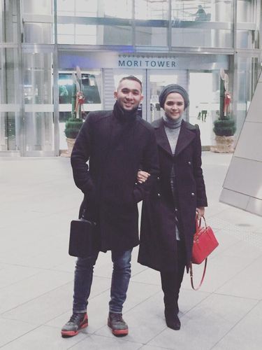 Foto: Gaya Hijab Simpel Rozmaniar, Istri Enji yang Baru 